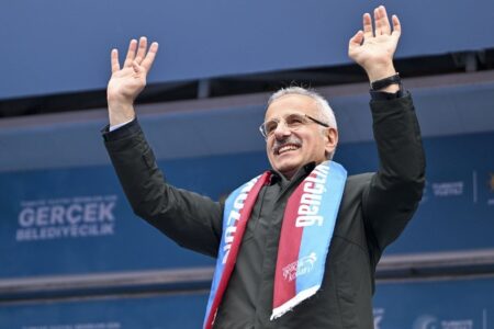 Minister Abdulkadir Uraloğlu erzählte von den Momenten, als er mit Kindern Fußball spielte
