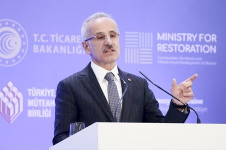 Mit dem großartigen Hochgeschwindigkeitszugprojekt wird die Fahrzeit zwischen Istanbul und Ankara auf 80 Minuten verkürzt.