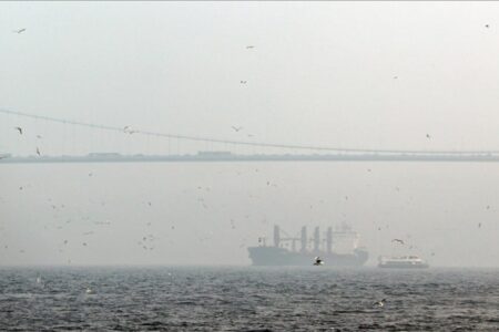 Nebel behindert den Schiffsverkehr im Bosporus: Durchfahrten sind in beide Richtungen gesperrt