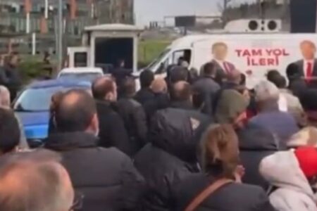 Protest vor dem Istanbuler Provinzgebäude von CHP-Mitgliedern, die von den Kandidaten gestört werden
