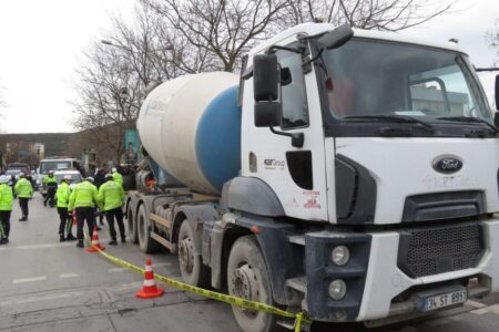 Schrecklicher Unfall in Istanbul: Schwangere steckt unter Betonmischer fest