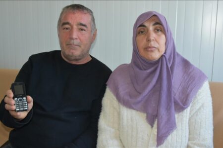 Sie wurden durch ein Mobiltelefon gerettet, das während des Erdbebens in Malatya auf die Straße geworfen wurde.