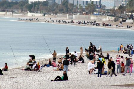 Sommertag in Antalya: Der Strand ist überfüllt