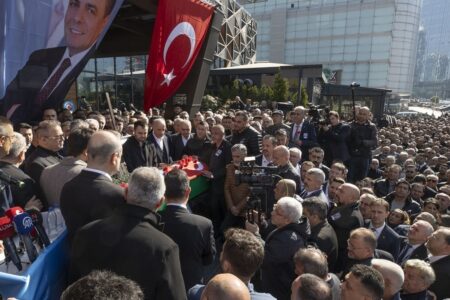 Tausende verabschiedeten sich auf seiner letzten Reise vom stellvertretenden Vorsitzenden von TÜRK-İŞ, Pevrul Kavlak