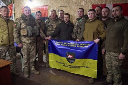 Ukrayna’da Zelenskiy’den, cephe hattındaki birliklere ziyaret