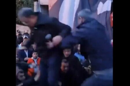 Angriff auf Lütfü Savaş in Hatay: Er warf ihn von der Bühne