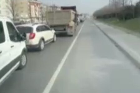 Autofahrer auf der Sicherheitsspur in Istanbul machten der Feuerwehr zu schaffen