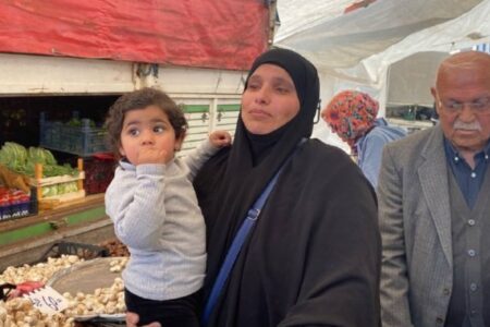 Das Baby lief in Kocaeli weg und die Polizei verfolgte es: Die Mutter weinte