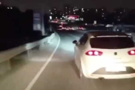 Der Fahrer, der in Istanbul mit einer Schere fuhr, verursachte einen Unfall