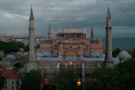 Der Grat „La Ilahe Illallah“ wurde in der Hagia-Sophia-Moschee aufgehängt