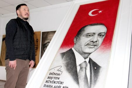 Der kirgisische Maler hat mit 70.000 Nägeln und Drähten ein Porträt von Präsident Erdoğan angefertigt