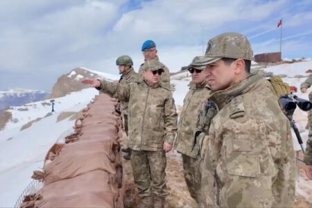 Der Kommandeur der Landstreitkräfte, General Bayraktaroğlu, inspizierte die irakische Grenze