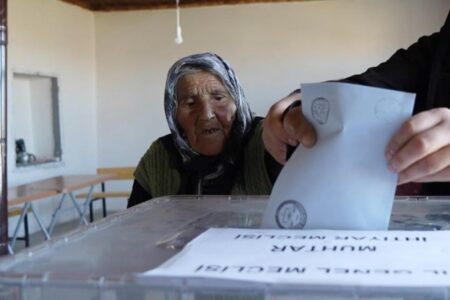 Der älteste Wähler der Türkei ist in Kırıkkale!  Die 117-jährige Großmutter İstek gab ihre Stimme ab