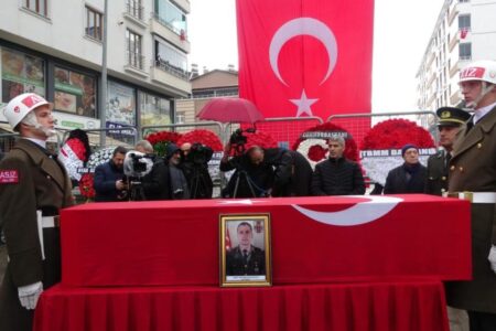 Der Märtyrer-Arztleutnant Hulusi Elçi wurde auf seine letzte Reise geschickt