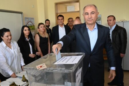Der stellvertretende Vorsitzende der AK-Partei, Efkan Ala, gab seine Stimme in Bursa ab