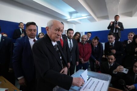 Devlet Bahçeli gab seine Stimme in Ankara ab