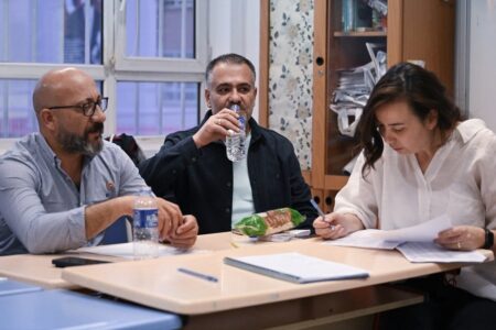 Die Auszählung der Stimmen wurde während des Iftar in ganz Türkiye ununterbrochen fortgesetzt.