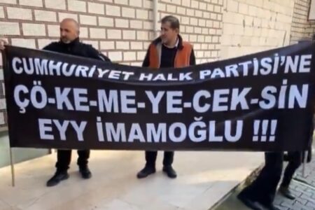Die CHP-Gruppe versammelte sich vor Cemevi und protestierte gegen Ekrem İmamoğlu