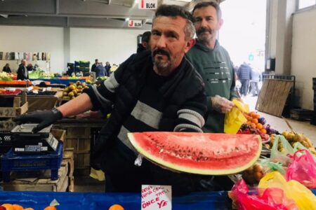 Die erste Wassermelone des Jahres, die in Bilecik auf der Theke stand, wurde in Scheiben zum Verkauf angeboten.
