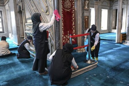 Die Eyüp-Sultan-Moschee ist auf den Ramadan vorbereitet!  mit Rosenwasser gereinigt