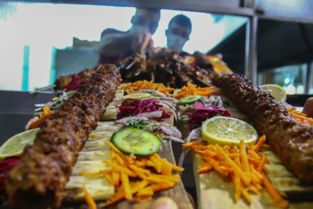 Die Große Türkische Nationalversammlung wird 157 Arbeitskräfte in 14 Filialen einstellen: Darunter befinden sich Dönerläden und Pizzerien.