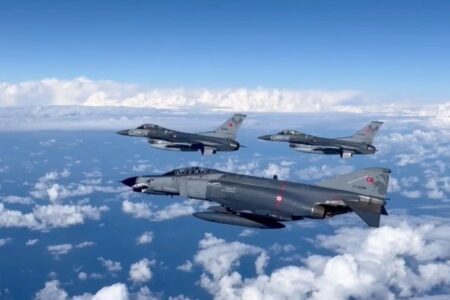 Die türkische Luftwaffe führte einen Trainingsflug im Mittelmeer durch