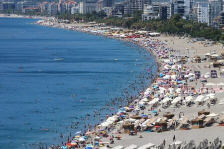 Diejenigen, die die Sonne in Antalya sahen, strömten an die Küste