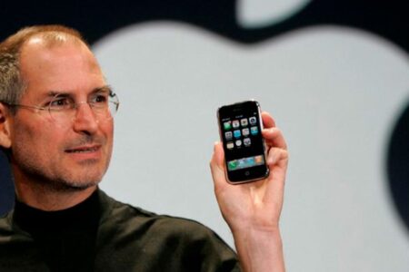 Ein 48 Jahre alter, von Steve Jobs unterzeichneter Scheck wurde versteigert.