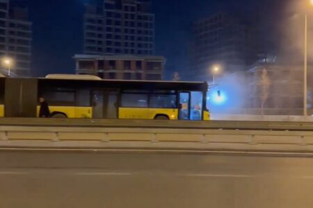 Ein gewöhnlicher Tag in Istanbul!  Rauch stieg aus IETT-Bus und U-Bahn auf