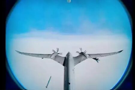 Ein weiterer Erfolg von Bayraktar AKINCI!  Mit der Überschallrakete UAV-122 traf es das Ziel präzise.