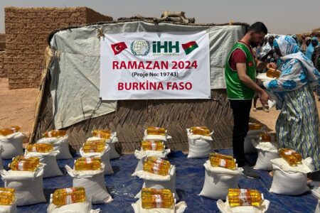 Eine helfende Hand der IHH für Afrika!  In Burkina Faso wurde in der ersten Ramadan-Woche Hilfe geleistet