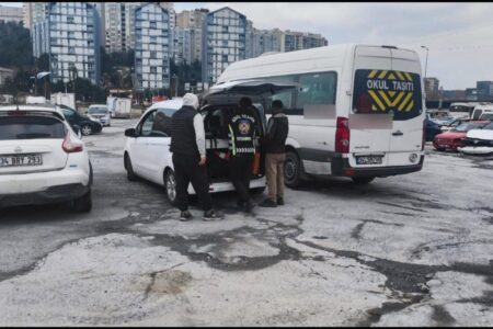 Er verfolgte den Schulbus in Istanbul: Beide Fahrer erhielten eine Geldstrafe