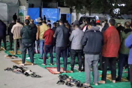 Erster Tarawih in Gaza!  Sie stellten sich in der Mitte der Zelte auf