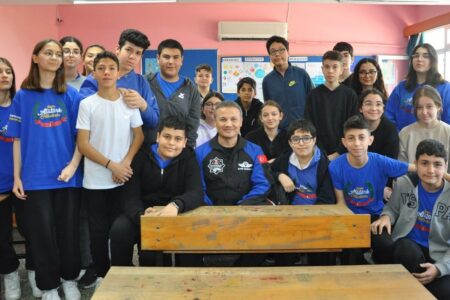Gezeravcı traf sich mit Schülern der Schule, an der er seinen Abschluss machte
