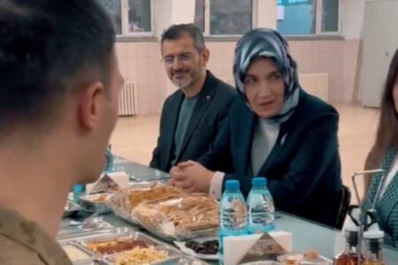 Gouverneur Kübra Güran Yiğitbaşı hatte Iftar mit Mehmetçik