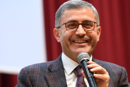 Hilmi Türkmen betrat die Küche und bereitete den jungen Leuten Menemen für Sahur zu.
