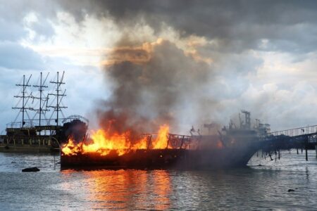 In Antalya brannten zwei Bootstypen bis auf die Grundmauern nieder