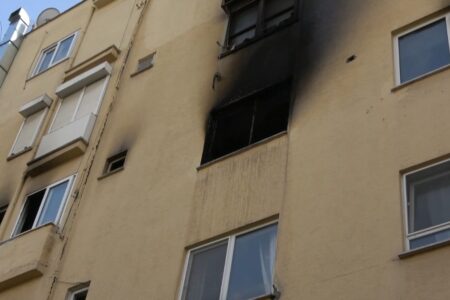 In einer Wohnung in Antalya ist ein Feuer ausgebrochen: Eine alte Dame rettete in Not ihr Leben