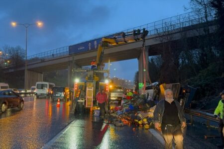 In Istanbul kollidierten ein IETT-Bus und ein mit Gemüse beladener Lastwagen: Werke wurden zerstört