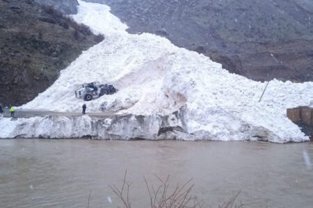 Lawinenkatastrophe in Hakkari: Dutzende Fahrzeuge liegen auf der Straße fest