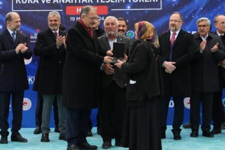 Mehmet Özhaseki: Wir haben mehr als 30.000 Katastrophenunterkünfte an ihre Begünstigten übergeben
