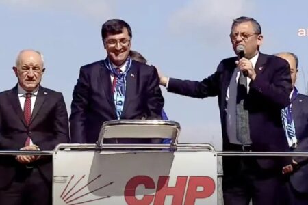 Özgür Özel war verwirrt: Er hob erneut die falsche Hand