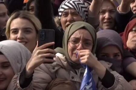 Präsident Erdoğan tröstete das weinende junge Mädchen in seiner Rede