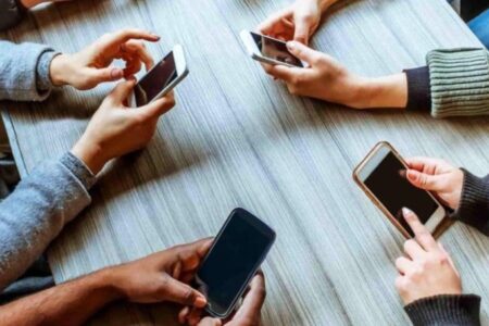 Smartphone-Sucht nimmt zu: Hier zeigen sich die gesundheitlichen Auswirkungen des zu häufigen Blicks auf den Bildschirm