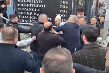Spannung beim Besuch von Meral Akşener bei Handwerkern: Um ein Transparent kam es zu einer Schlägerei