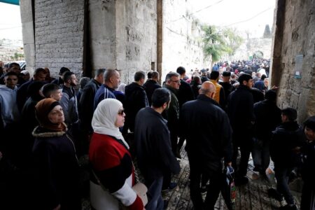 Trotz des israelischen Hindernisses verrichteten 120.000 Palästinenser ihre Freitagsgebete in der Al-Aqsa-Moschee
