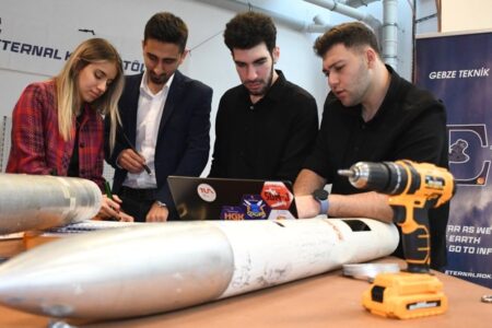 Türkische Ingenieuranwärter werden mit der von ihnen entwickelten Rakete am Rennen in den USA teilnehmen