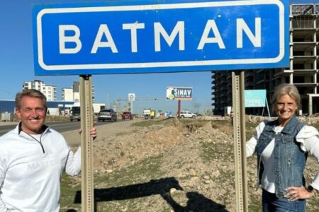 US-Botschafter Jeff Flake posierte vor dem Batman-Provinzschild