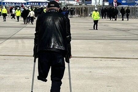 Wähler kommen mit Krücken zur Großen Kundgebung in Istanbul