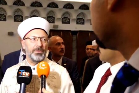 Ali Erbaş verstand die Frage auf Arabisch nicht und bat um eine türkische Übersetzung.